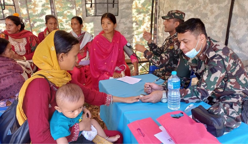 नेपाली सेनाले संचालन गरेको शिविरबाट चौरजहारीमा ३०५ जनाले लिए  निःशुल्क  स्वास्थ्य सेवा 