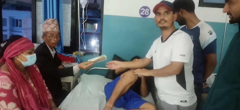 रुकुमेली नापी समाजद्वारा ताराप्रकाशको उपचारका लागि आर्थिक सहयोग