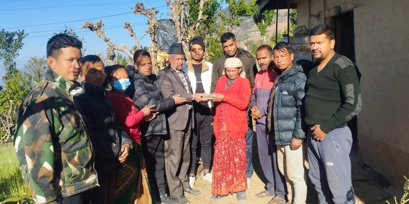 हाम्रो सरोकारको नेतृत्वमा क्यान्सर पीडित महतको उपचारका लागि आर्थिक सहयोग 