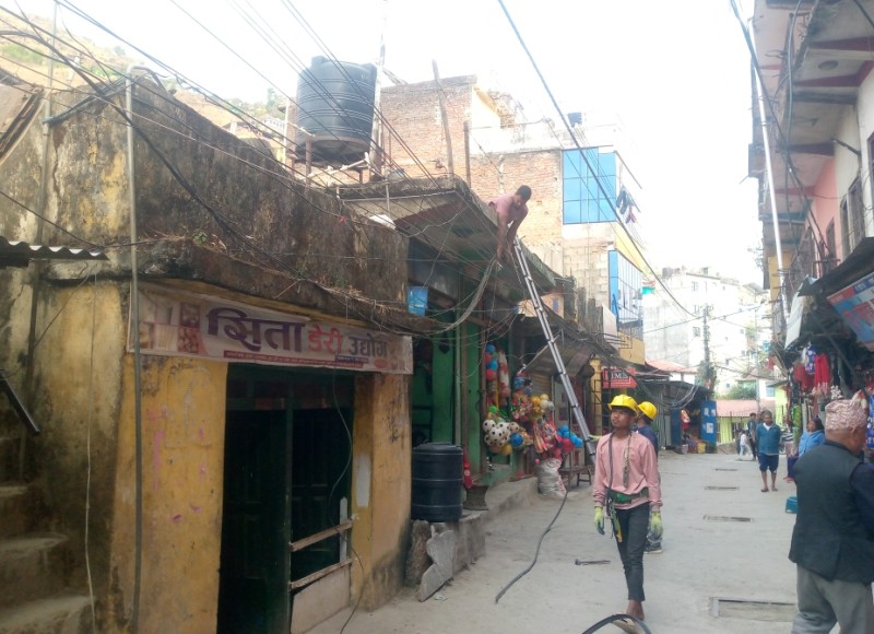 खलंगा बजारमा रहेका प्रयोग विहिन पुराना तार हटाइयो  