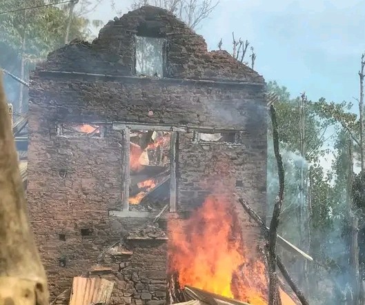 मुसिकोट १४ मा  विद्युत लाइन सर्ट भएर घर आगलागी, साढे १२ लाख बराबरको क्षति, १८ बाख्रा मरे