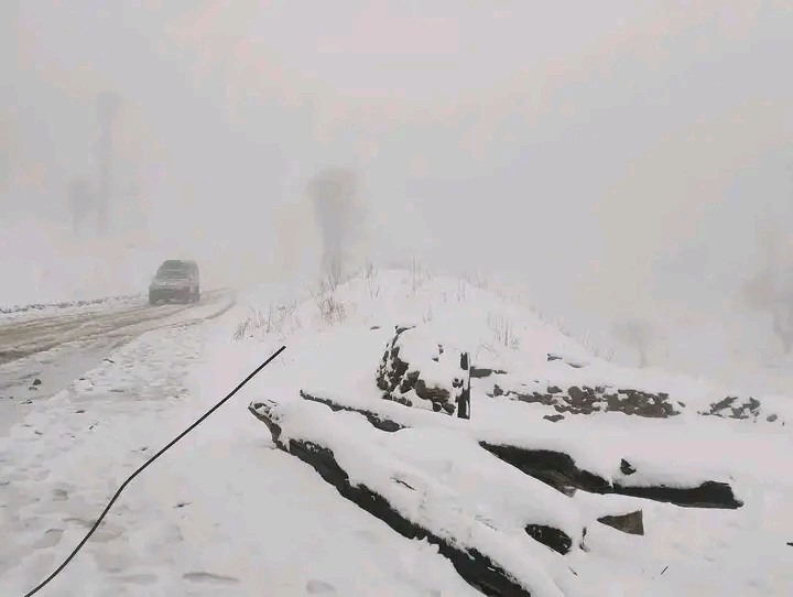 हिमपातका कारण मध्यपहाडी लोकमार्ग अवरुद्ध