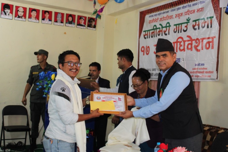 गाउँसभाको अवसरमा पत्रकार महासंघ रुकुम पश्चिमका सचिव दिपेन्द्र सहित ३० जना व्यक्ति सम्मानित