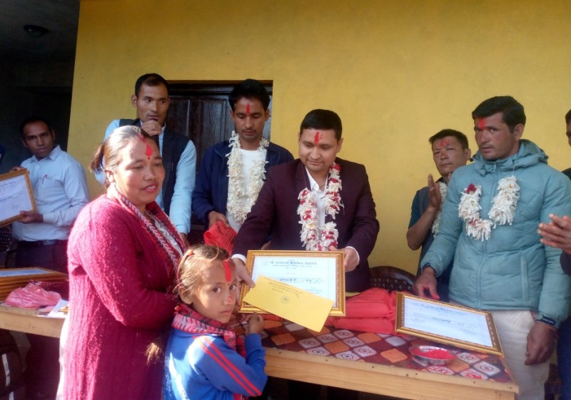 उत्कृष्ट अंक प्राप्त गर्ने विद्यार्थीलाई  नगदसहित शैक्षिक सामग्री सहयोग