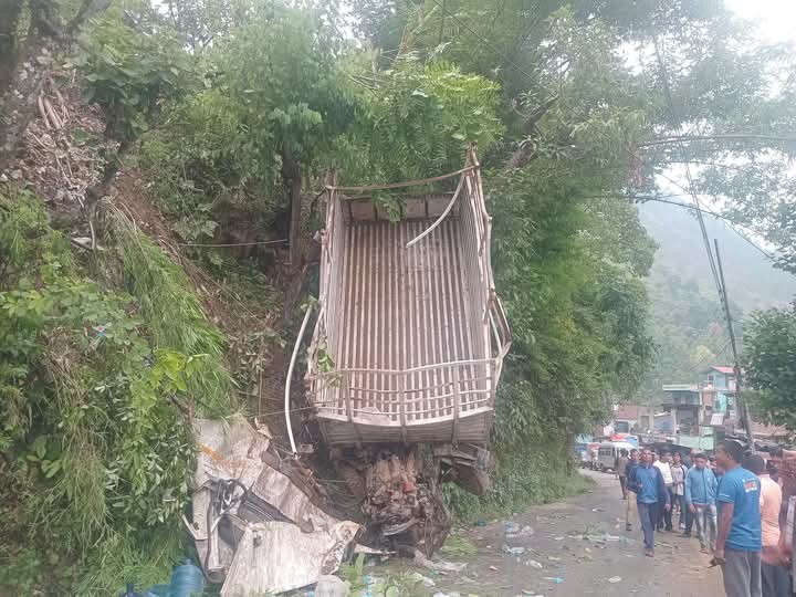 सिम्रुतु मिनि ट्रक दुर्घटना  अपडेट : चालकको मृत्यु