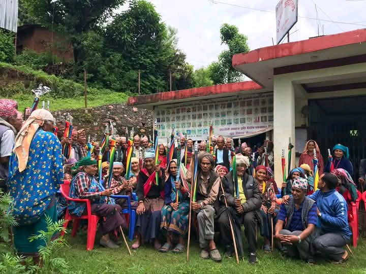 बाँफिकोट २ का १५९ जेष्ठ नागरिकलाई छाता वितरण