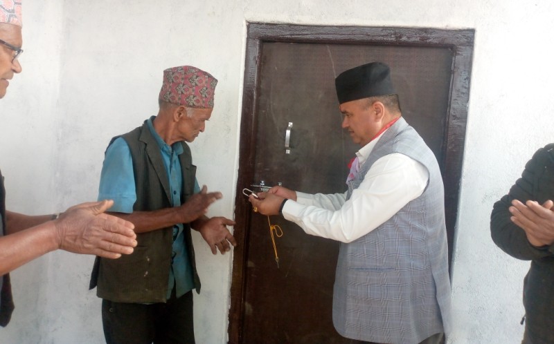 ७१ वर्षीय वृद्धलाई मुसिकोट ५ ले बनाई दियो घर 