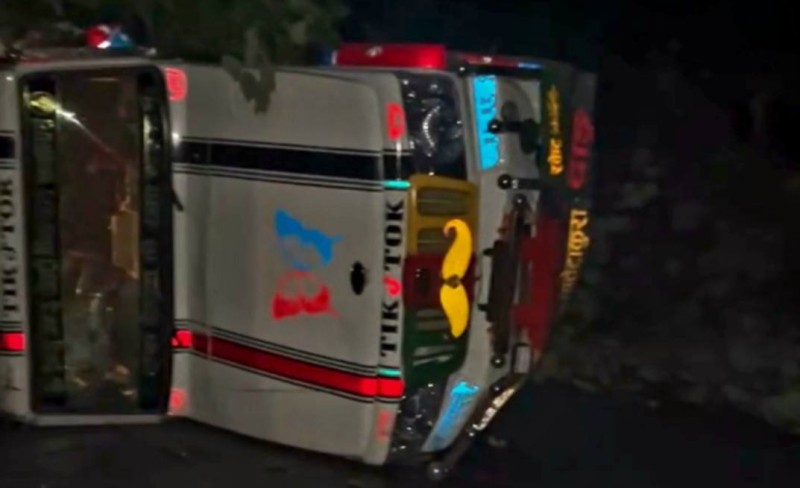 सडकमा जमेको तुसारोका कारण रुकुम पूर्वमा कुखुरा बोकेको जिप दुर्घटना, २ सय कुखुरा मरे 