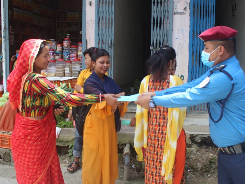 प्रहरीले बाँढ्यो सर्वसाधारणलाई मास्क र सेनिटाईजर  