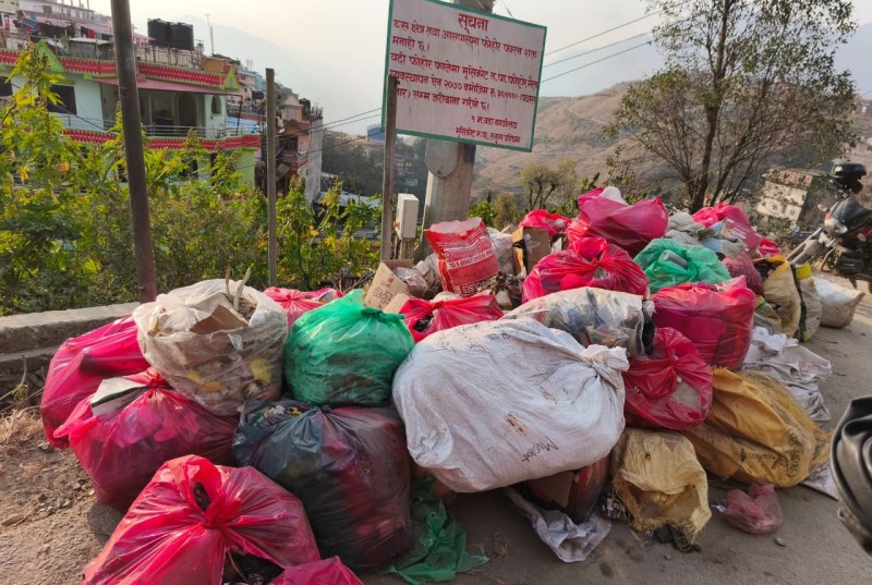 एक महिना देखि उठेन मुसिकोटको फोहोर, चोक चोकमा फोहोरको रास