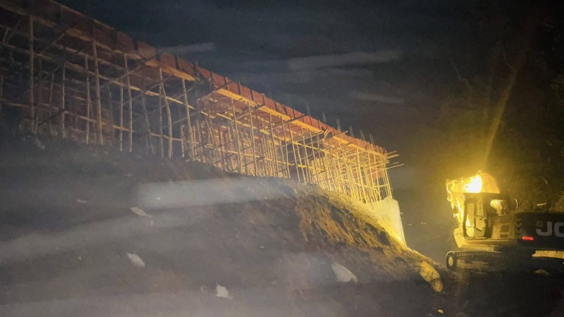 धन्न जोगियो पितिवाङ खोलामा निर्माणाधीन पुल 