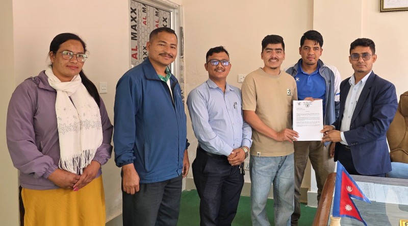 पत्रकारको पेसागत हकहितको माग सहित जिल्ला प्रशासनमा प्रेस सेन्टर रुकुम पश्चिमको ज्ञापन पत्र