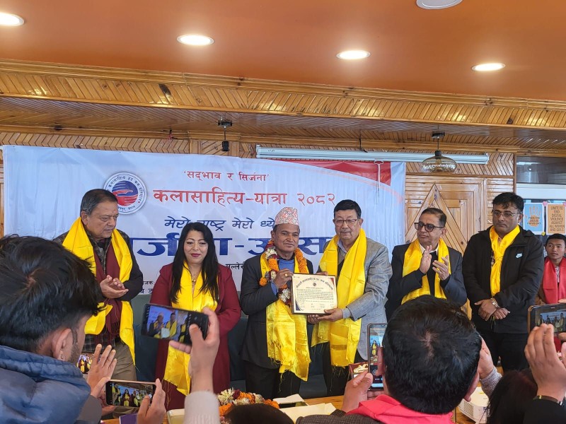 साहित्यकार ओलीलाई योगेश्वर वाङमय पुरस्कार प्रदान