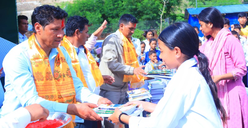 समाजसेवी तथा युवा नेता केसीद्वारा सानीभेरीका १५ सय विद्यार्थीलाई शैक्षिक सामग्री प्रदान 