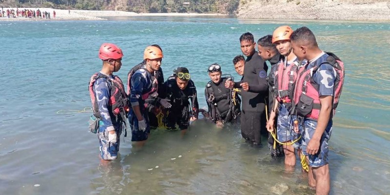 झोलुङ्गे पुल निर्माणका क्रममा भेरी नदीमा बेपत्ता अनिलको शव फेला, अर्जुनको खोजी जारी