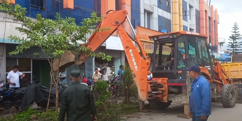 शुभय मल अगाडी मुसिकोट नगरपालिकाको डोजर चल्यो 