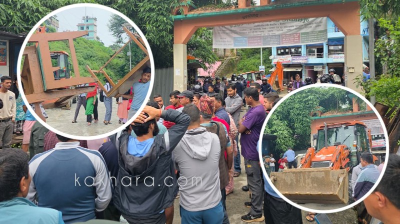 मुसिकोटमा सडक मिचेर बनाइएका संरचना हटाउन सुरु, व्यवसायी आफैँ संरचना हटाउँदै