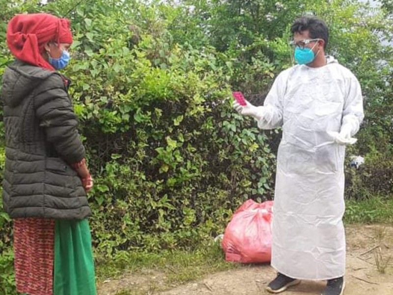 त्रिवेणि ४ मा काेराेना संक्रमित बढे, संक्रमितकाे स्वास्थ्य जाँच गर्न घर घरमै डाक्टर