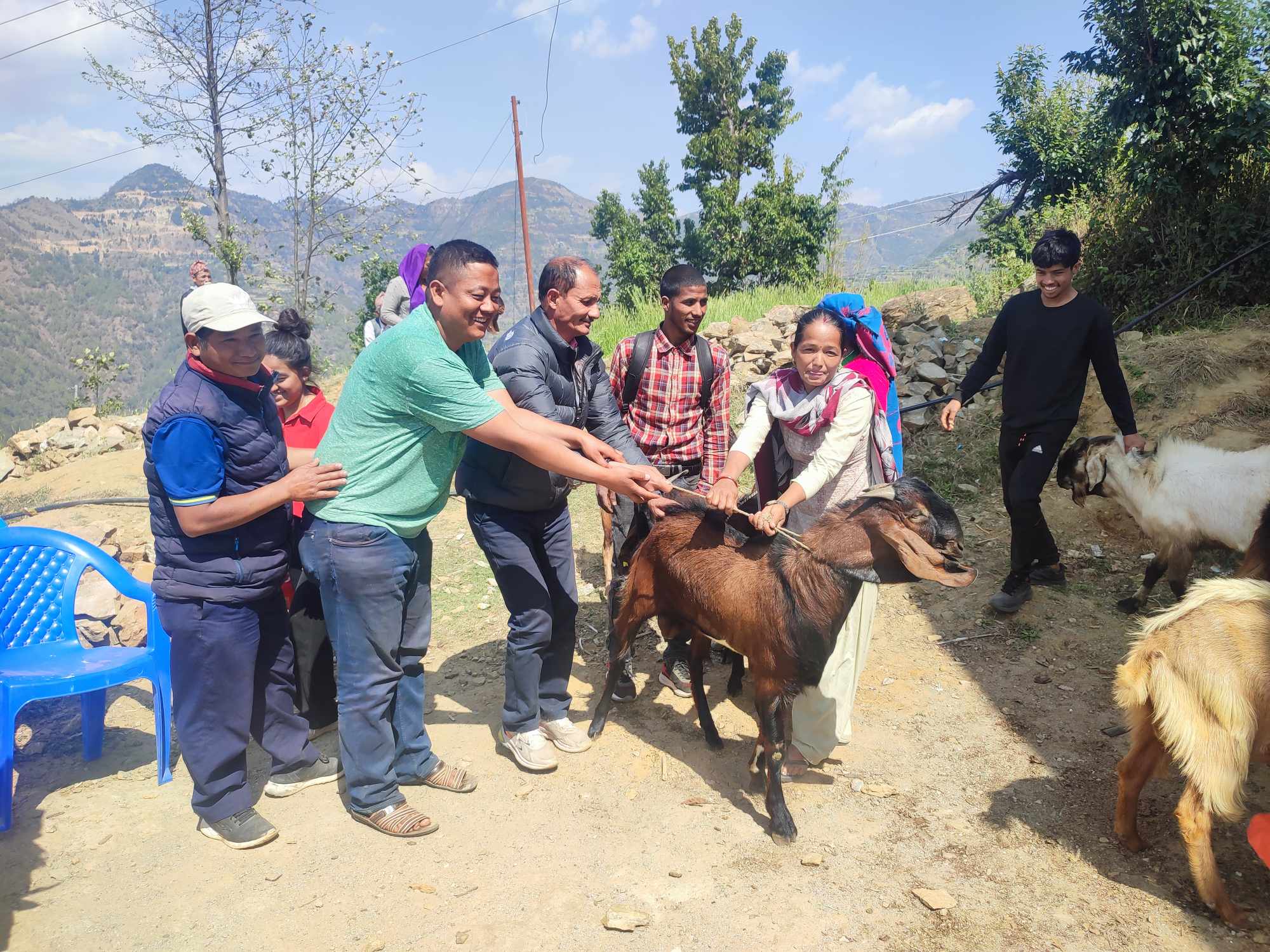 त्रिवेणी ५ मा सहिद परिवारका सदस्यलाई बोका वितरण