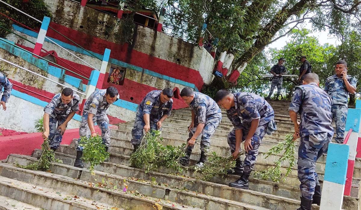 डिग्रे मन्दीरमा सशस्त्र प्रहरीको सरसफाई 