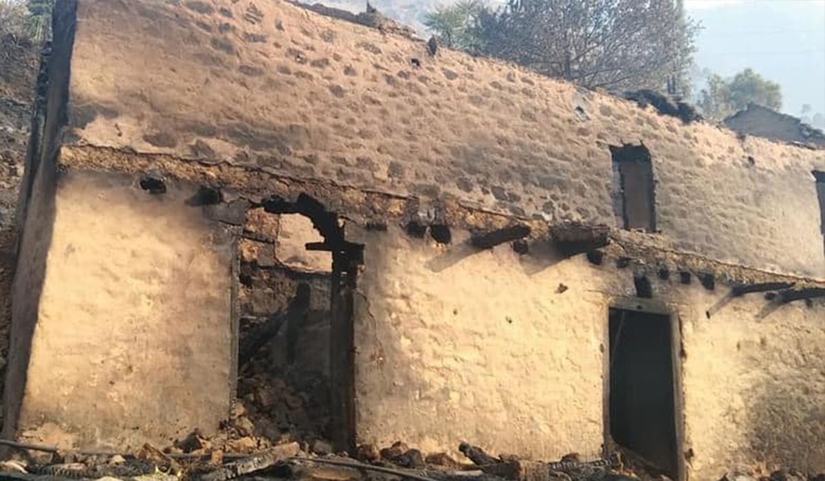 बाँफिकाेट ३ सर्सुकाँडाका आगलागि पिडितलाई राहात वितरण