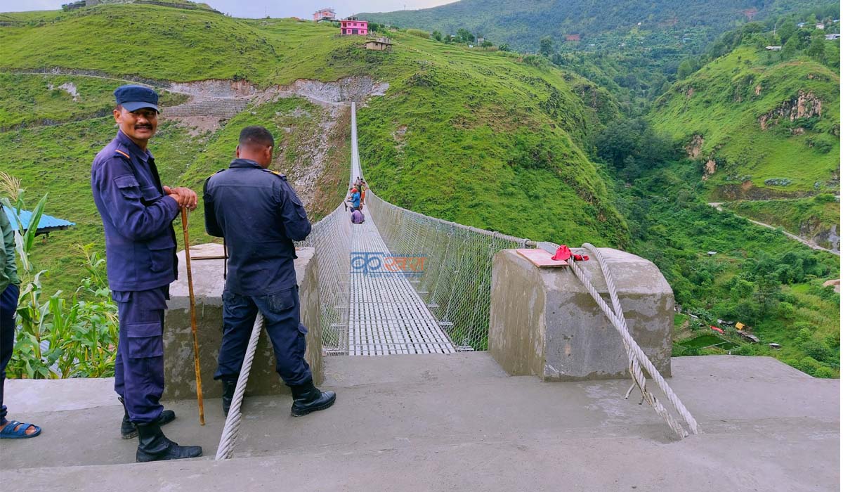 निर्माणाधिन पुलमा थेग्न नसकिने भिड बढेपछि रोक्न प्रहरी परिचालन 