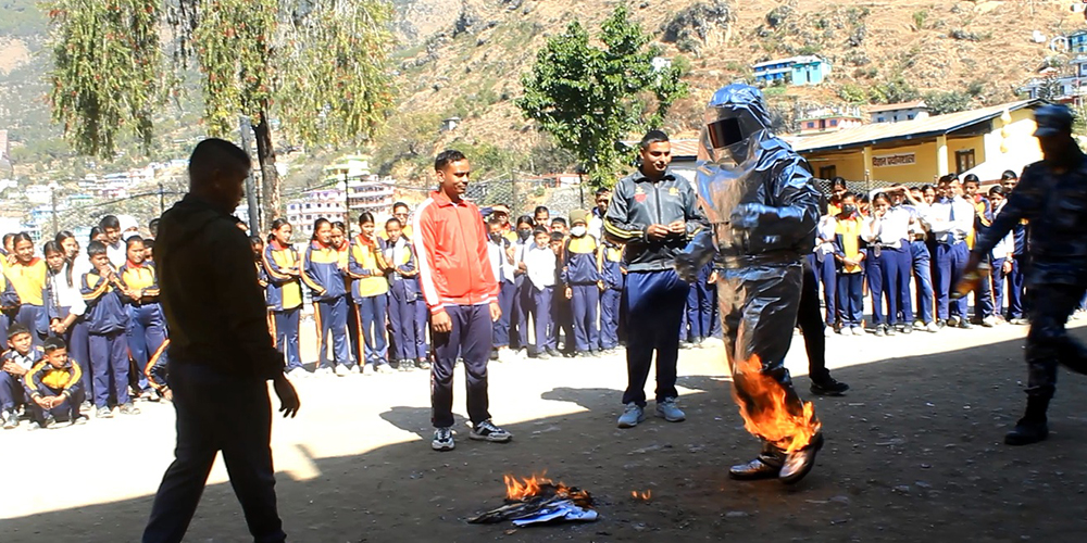 आगलागीबाट बच्न विद्यार्थीका विचमा सशस्त्र प्रहरीको नमूना अभ्यास  