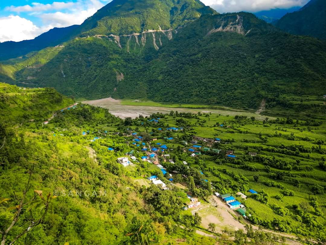 गाउँ माथिबाट पहिराे खस्न थालेपछि पाेखरावासी त्रासमा