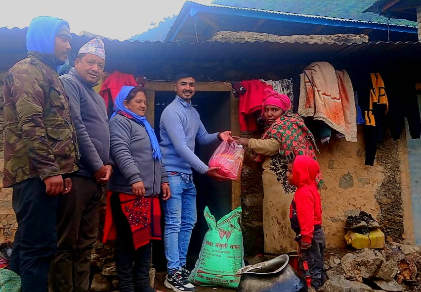 जन्मदिनमा विपन्न परिवारलाई खाद्यान्न सहयाेग