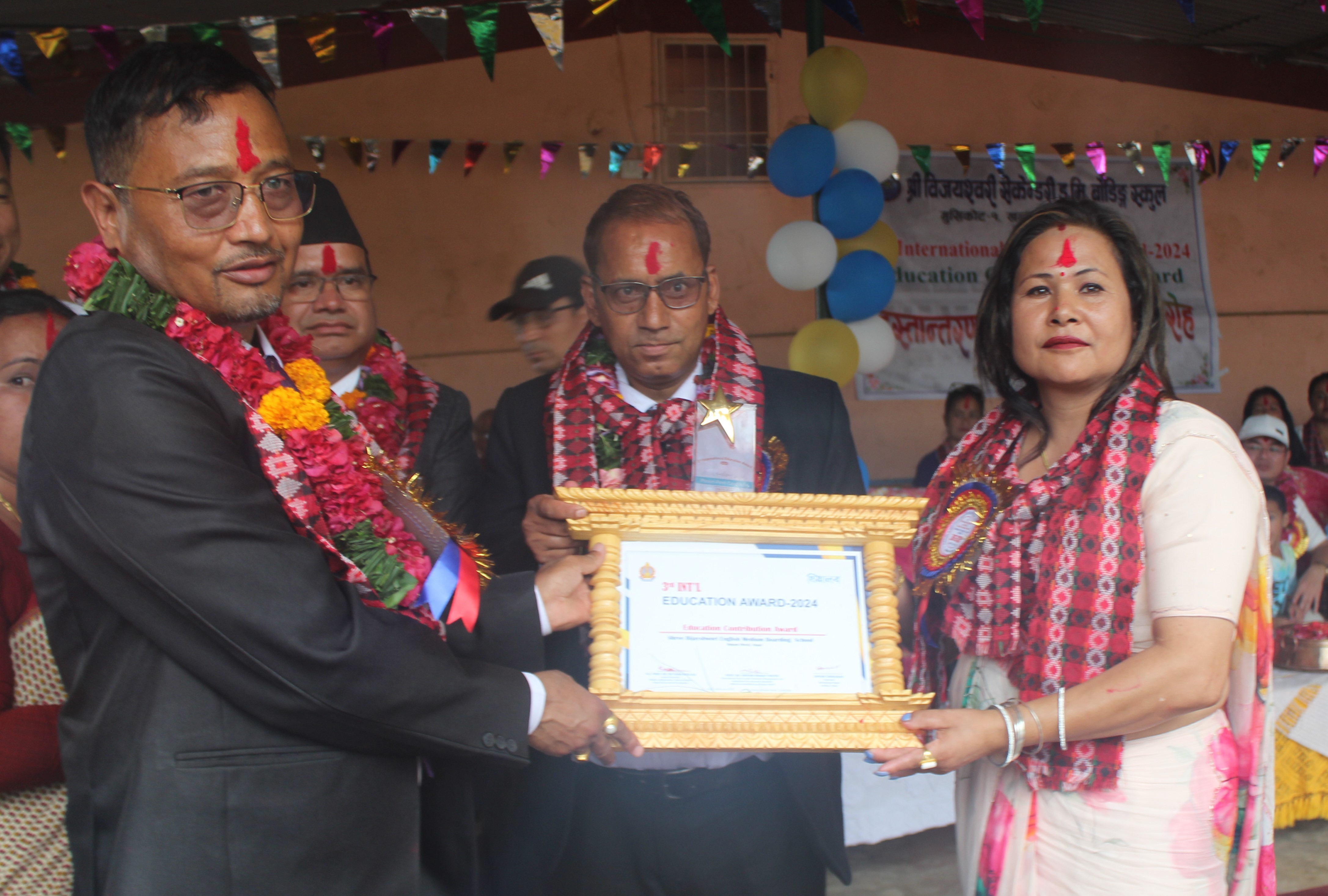 अन्तराष्ट्रिय शैक्षिक अवार्ड विद्यालयलाई हस्तान्तरण 