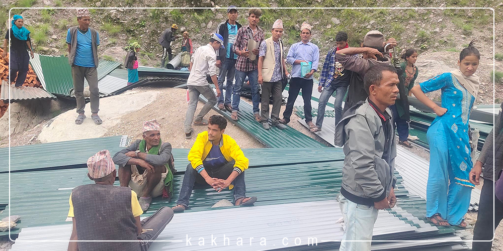 खरको छाना मुक्त कार्यक्रम अन्तरगत आठबीसकोटका ९ सय घरका छाना फेरिदै  