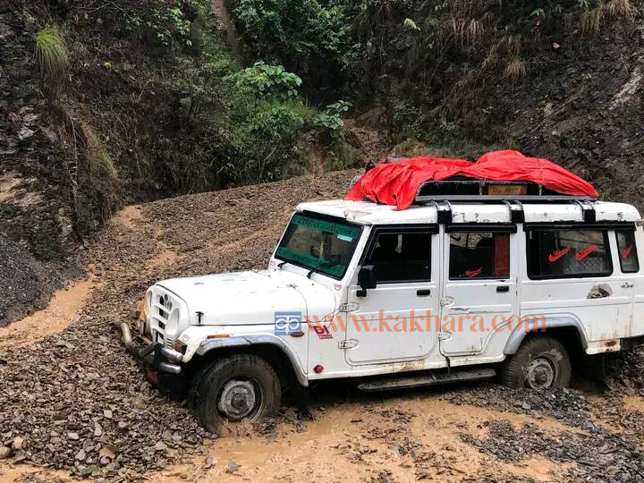 गिलवाङमा सडक अवरुद्ध