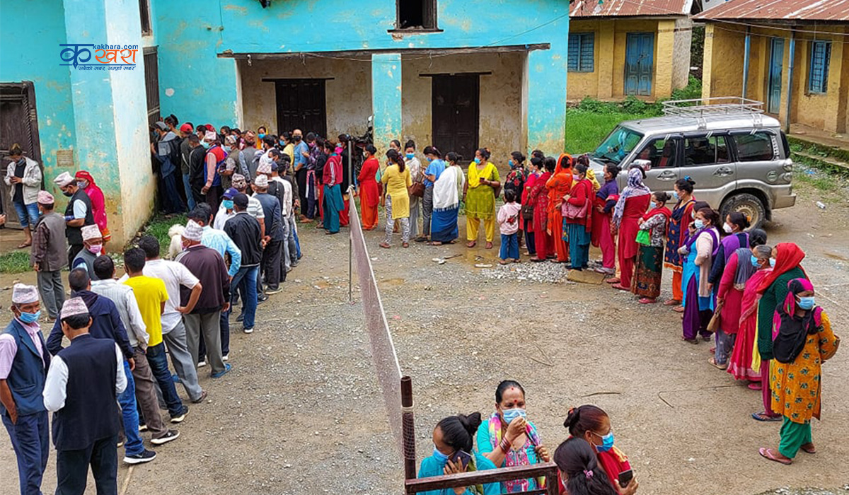 कोभिशिल्ड लगाएकालाई रूकुम पश्चिममा आजबाट अस्ट्राजेनिका खोप लगाईदै 