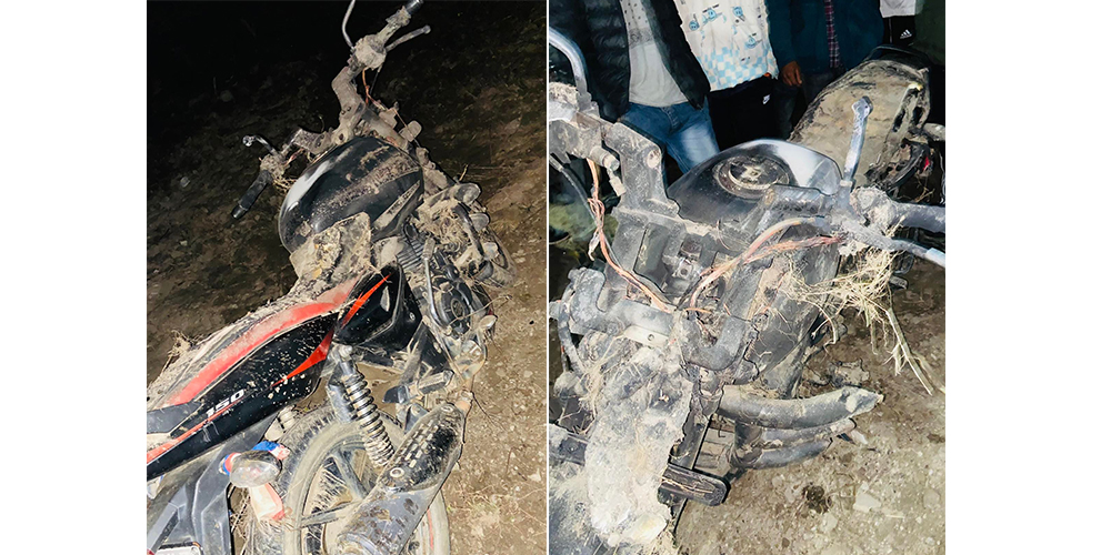 राेकिराखेकाे मोटरसाइकलमा आगजनी