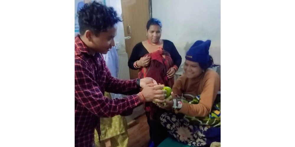 जन्मदिनमा पत्रकार घर्तीद्वारा रुकुम पूर्व अस्पतालका बिरामीहरूलाई फलफूल वितरण