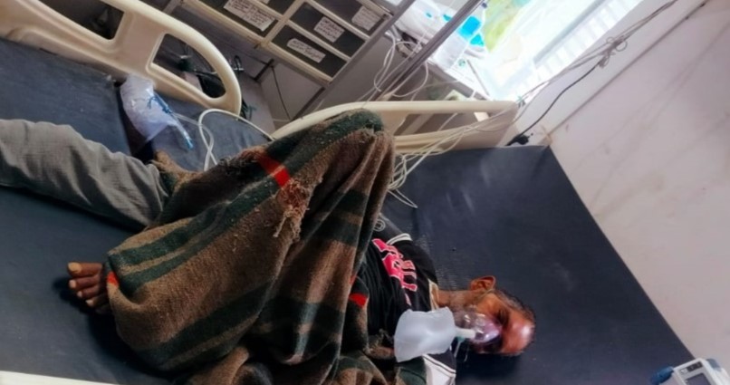 अचेत अवस्थामा फेला परेका एक व्यक्तिको उपचारमा समस्या, सहयोग गर्न आग्रह