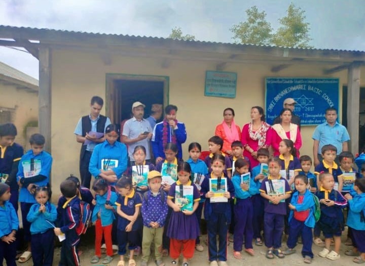 जन्मदिनको अवसरमा  परियारद्धारा  विद्यार्थीलाई शैक्षिक सामग्री प्रदान 