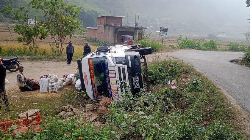 नेपालगन्जबाट रुकुम पश्चिम आउँदै गरेकाे गाडी सल्यानमा दुर्घटना