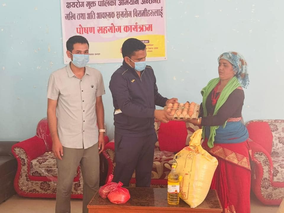 क्षयरोगका बिरामीलाई पोषणयुक्त खाद्यान्न वितरण