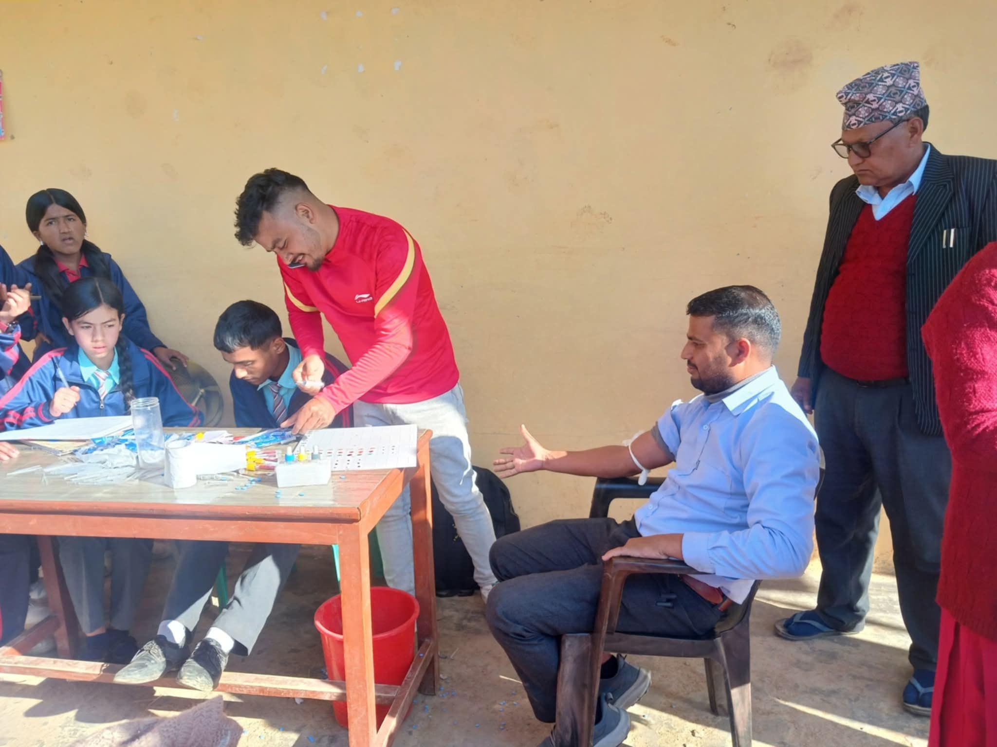 ल्याब असिस्टेन्ट ओलीद्वारा आफ्नो जन्मदिनको अवसरमा रक्त परीक्षण 