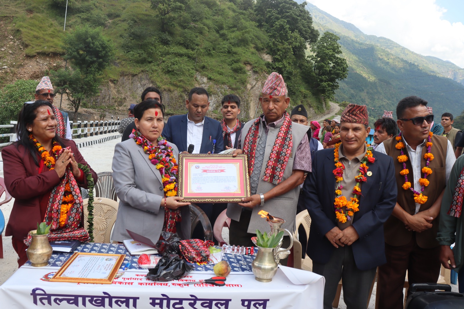 समयअगावै पुल सम्पन्न, ठेकेदारलाई मन्त्रीको सम्मान