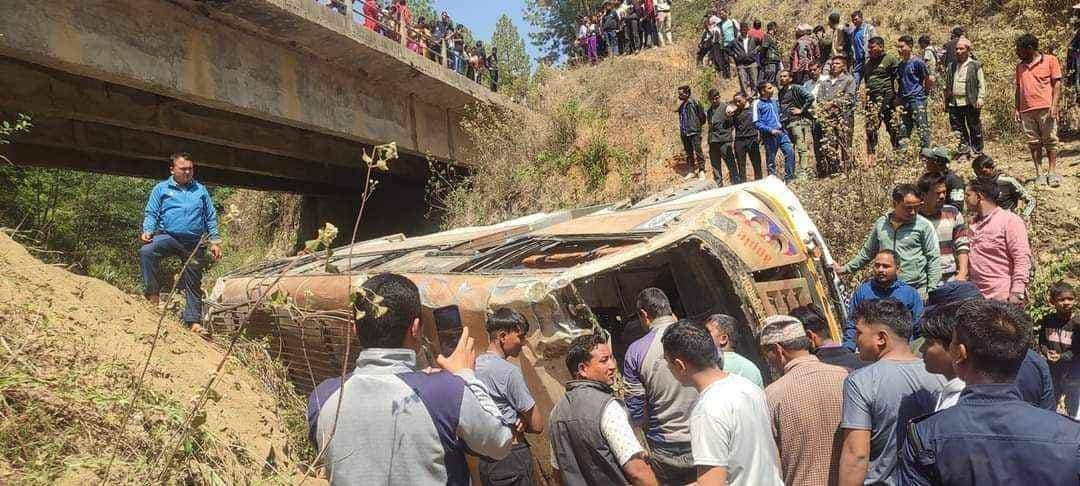 रुकुमकोट आउँदै गरेको बस बागचौरमा दुर्घटना, २२ जना घाइते 