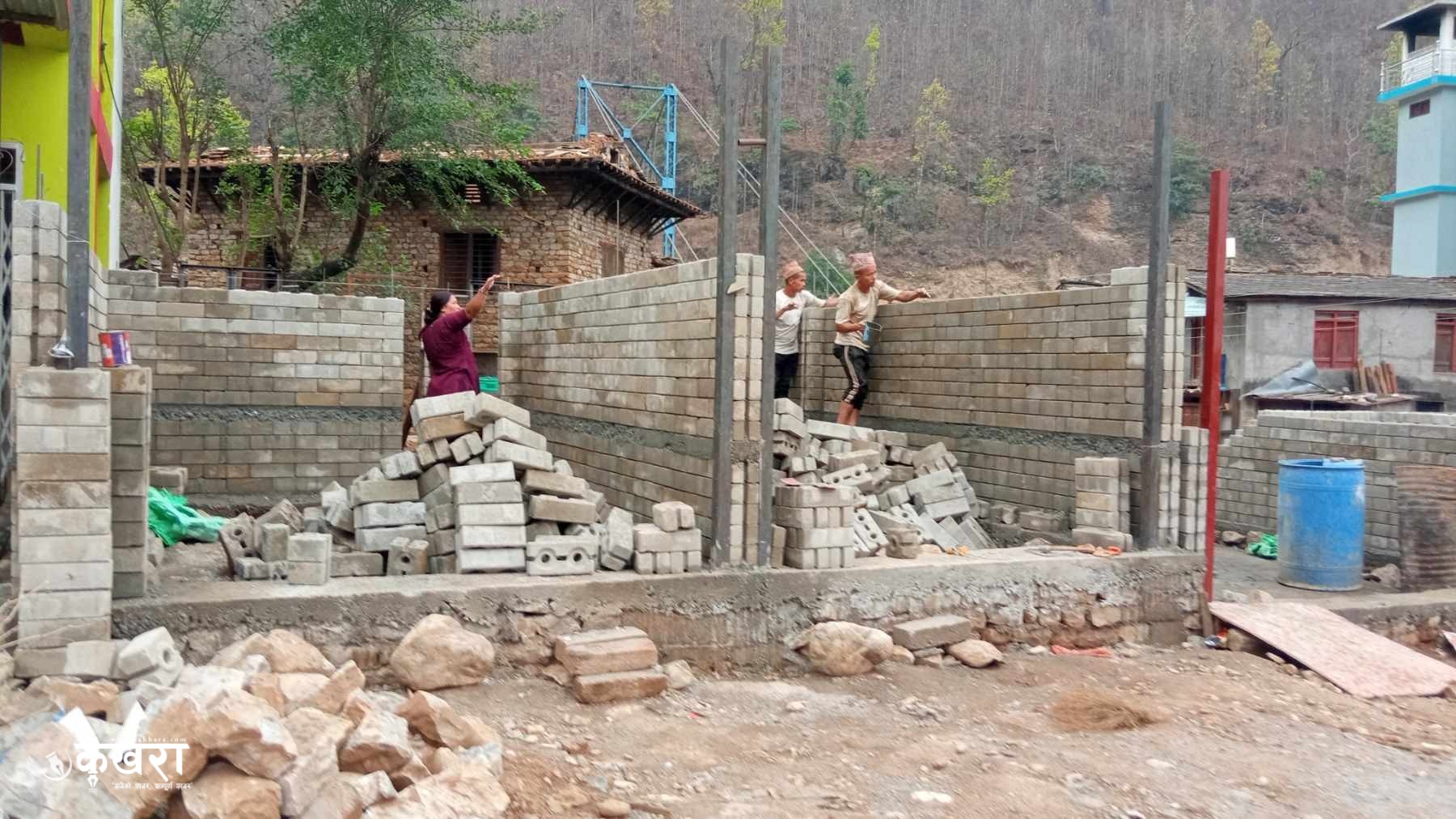 भूकम्प प्रभावित क्षेत्रमा इन्टरलकिङ इट्टाकाे माग बढ्दो 