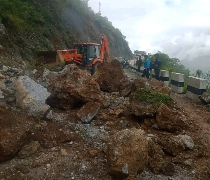 मध्यपहाडी लोकमार्गको खरखरेमा झरेको सुख्खा पहिरो हटाएसँगै अबरुद्ध सडक सुचारू