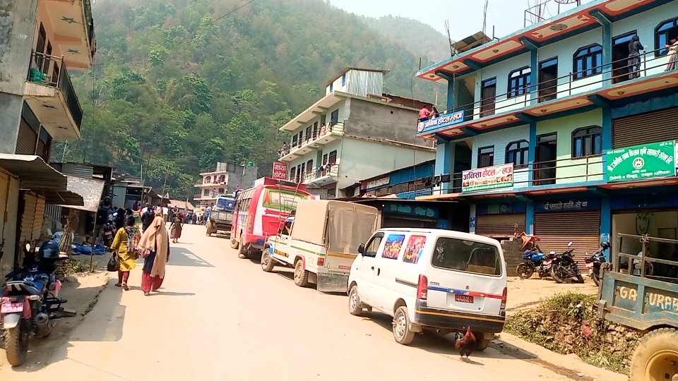 त्रिवेणी गाउँपालिकाद्दारा सडक क्षेत्रमा मापदण्ड विपरित संचालन गरेका व्यापार व्यवसाय हटाउन  अनुरोध