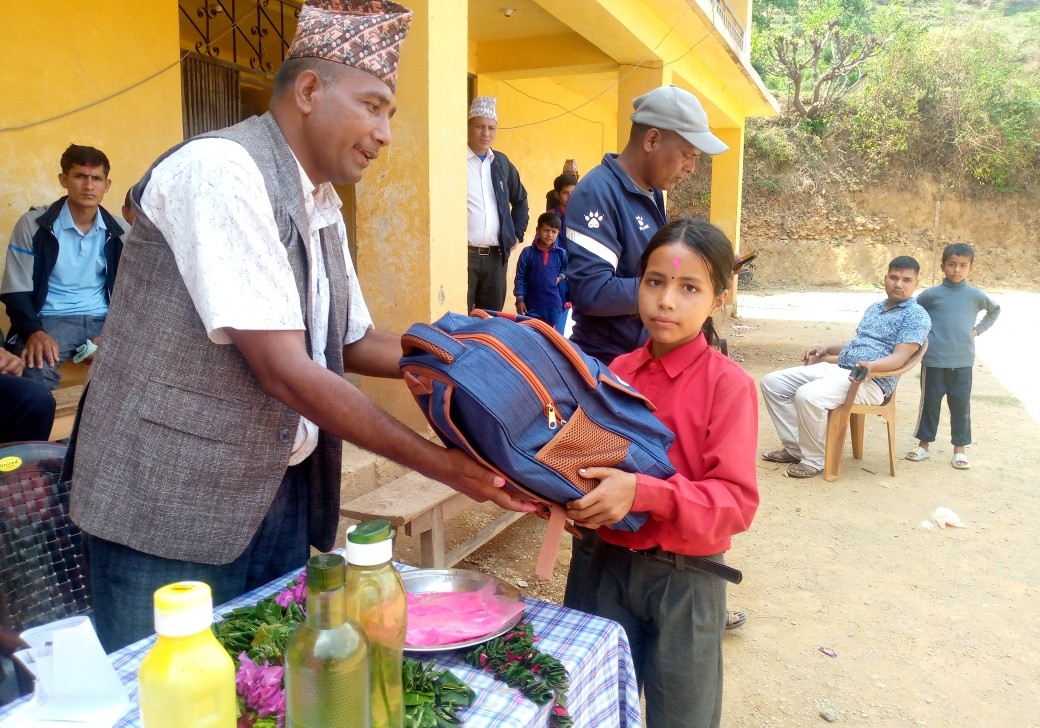 आमा बाबु स्मृति प्रतिष्ठान अक्षयकोषबाट विद्यार्थीलाई वर्षभरी पुग्ने शैक्षिक सामग्री वितरण
