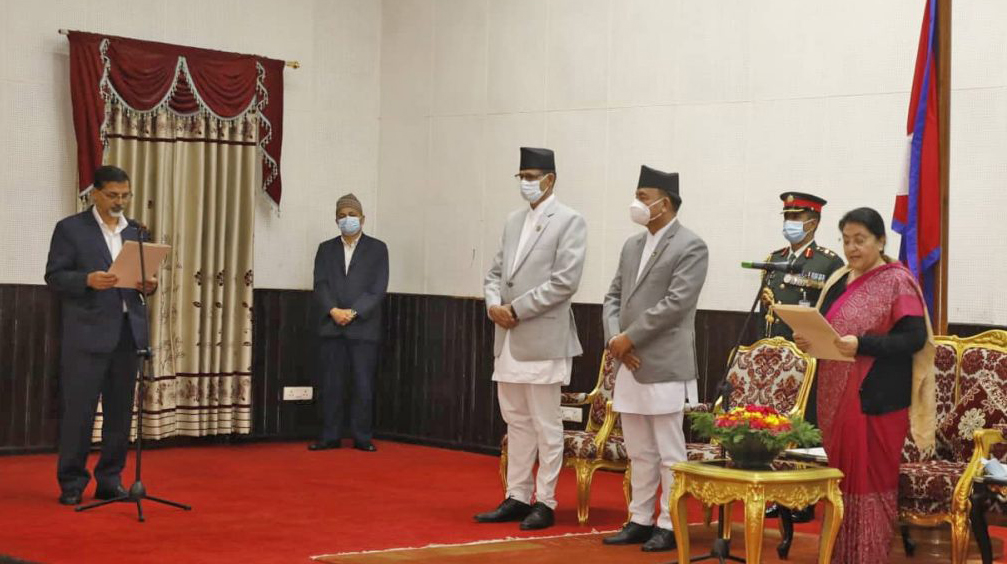 अर्थमन्त्री शर्माकाे सपथ ग्रहण