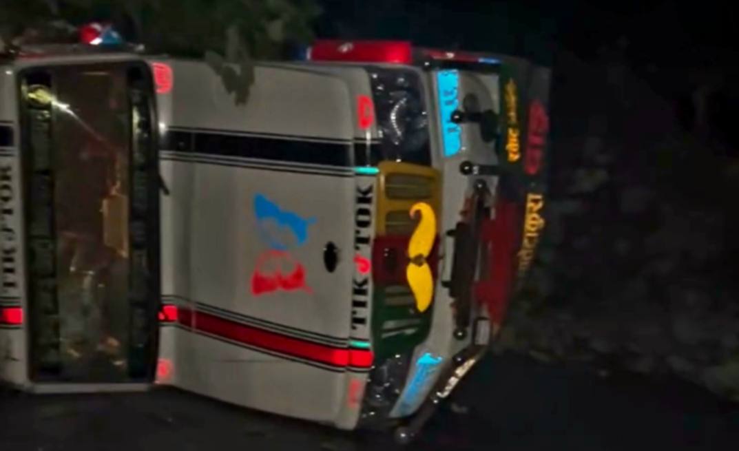 सडकमा जमेको तुसारोका कारण रुकुम पूर्वमा कुखुरा बोकेको जिप दुर्घटना, २ सय कुखुरा मरे 