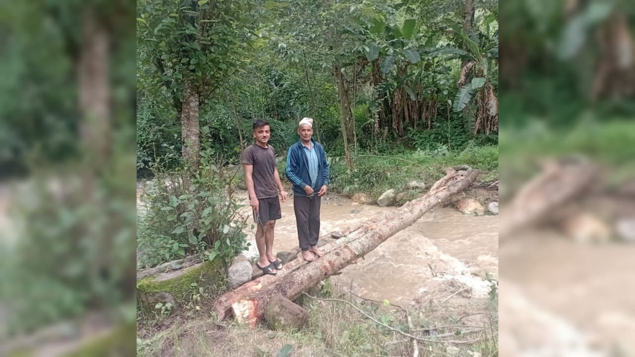 पुल नहुँदा त्रिवेणी ३ र ४ का स्थानीय जोखिम मोलेर खारेखोला वारपार गर्दै 