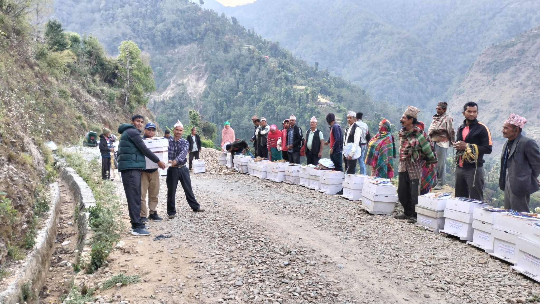 कृषकलाई गोला सहितको मौरीघार वितरण